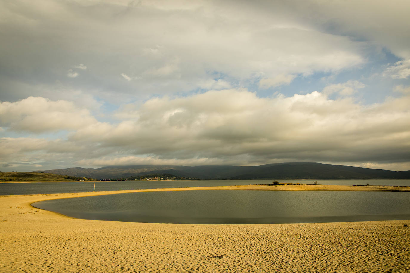 La playa de Arija en el embalse del Ebro es otro de los reclamos de la quinta etapa.