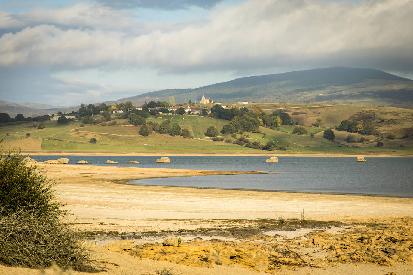 El embalse del Ebro es uno de los reclamos para los amantes de la ornitología.