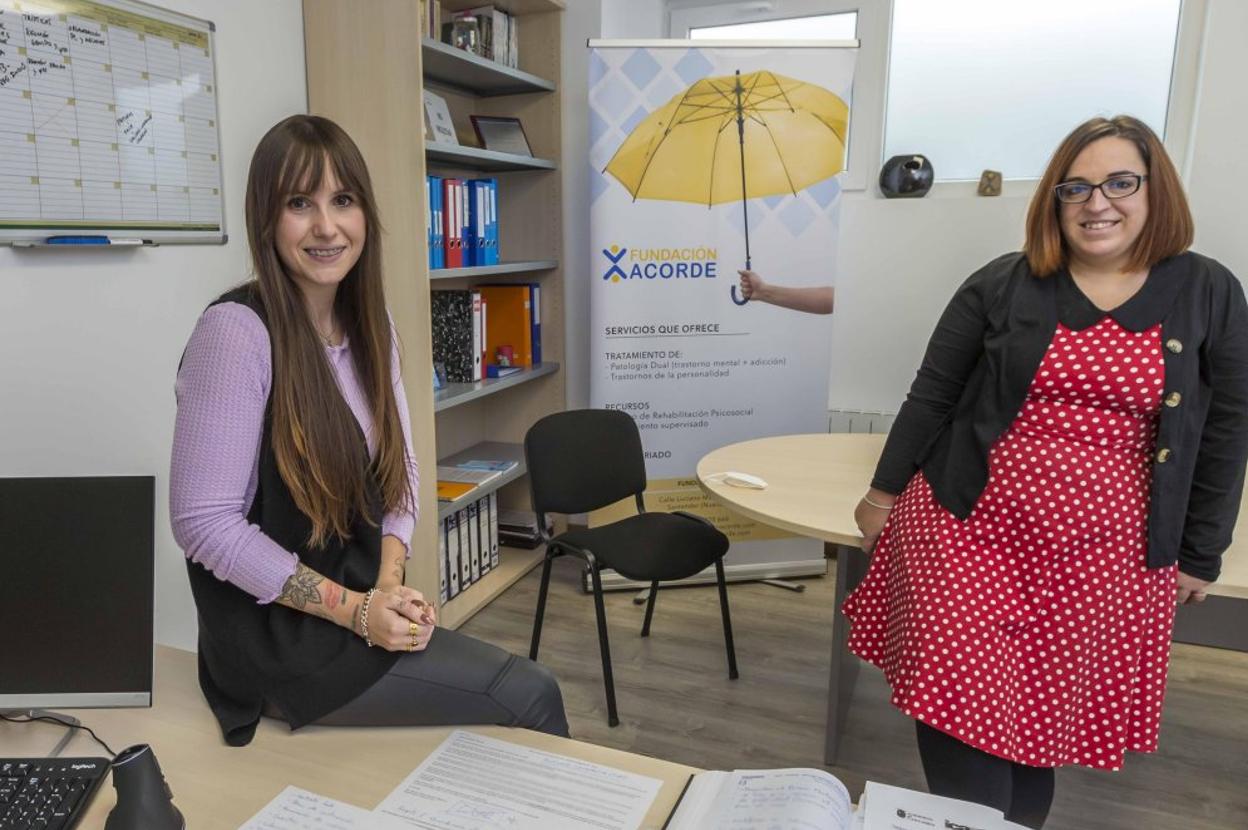 Ainara Mejía (izquierda) y Mónica Sardina en la sede de la Fundación Acorde, en Nueva Montaña. 