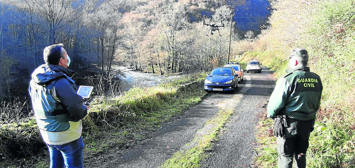 La Guardia Civil ha rastreado las orillas del río Cieza con un dron, desde el viaducto a su desembocadura en el río Besaya. cavia