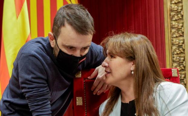 Laura Borràs hace un gesto de apoyo a Pau Juvillà en el hemiciclo autonómico.