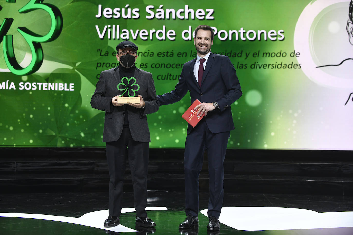 Jesús Sánchez recibió su estrella verde a la sostenibilidad de manos de Gwendal Poullennec, director internacional de las Guías Michelin