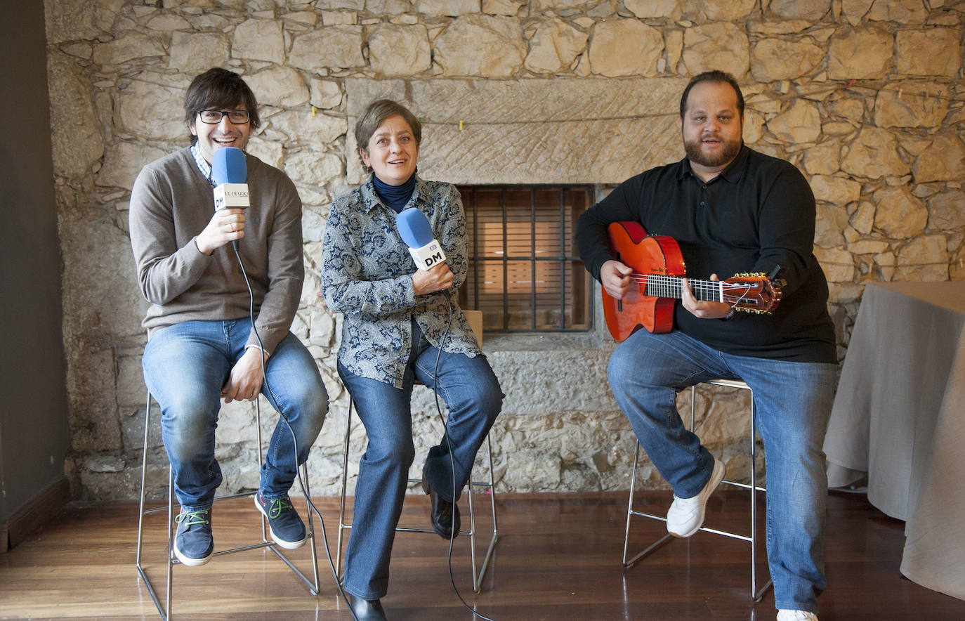 David Barrull, cantante y compositor; Sergio Bastard, cocinero; y Paz Herrera, arquitecta y escritora de relatos posaron juntos en 2016 para un reportaje de participantes de Cantabria en concursos de televisión.