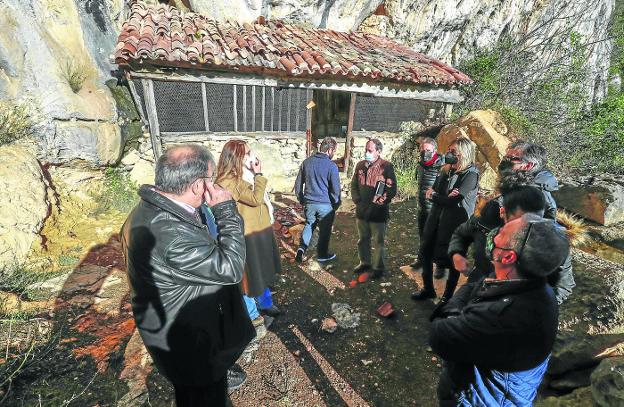 Enrique Campuzano, en el centro, explicó al grupo el valor histórico y artístico de la ermita. 