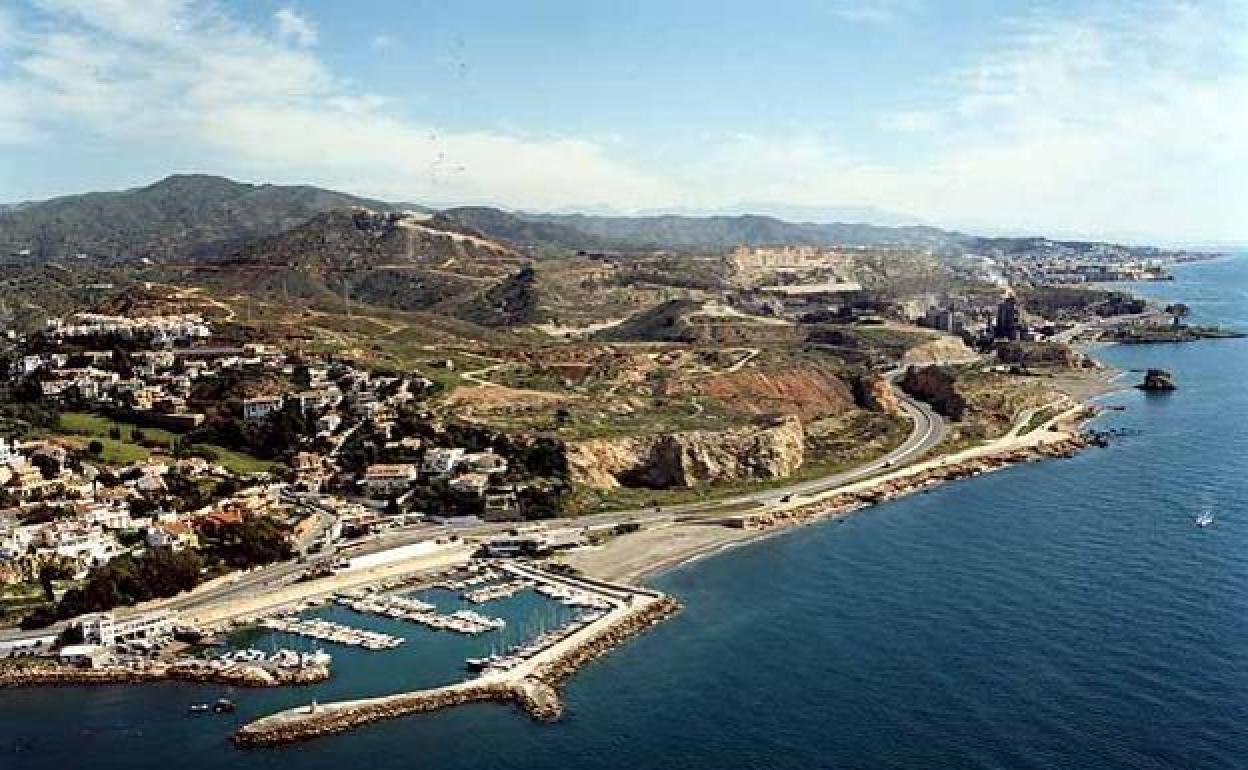 Puerto y playa de El Candado (Málaga).