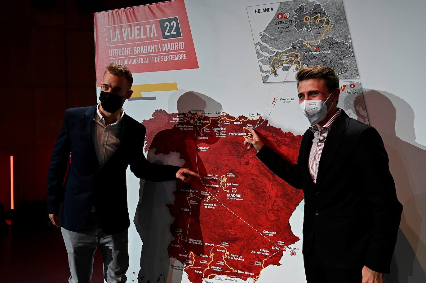 Jonathan Lastra (d) y Jesús Herrada durante la presentación del recorrido de la Vuelta ciclista a España 2022, este jueves en el Palacio Municipal de Congresos en el IFEMA de Madrid