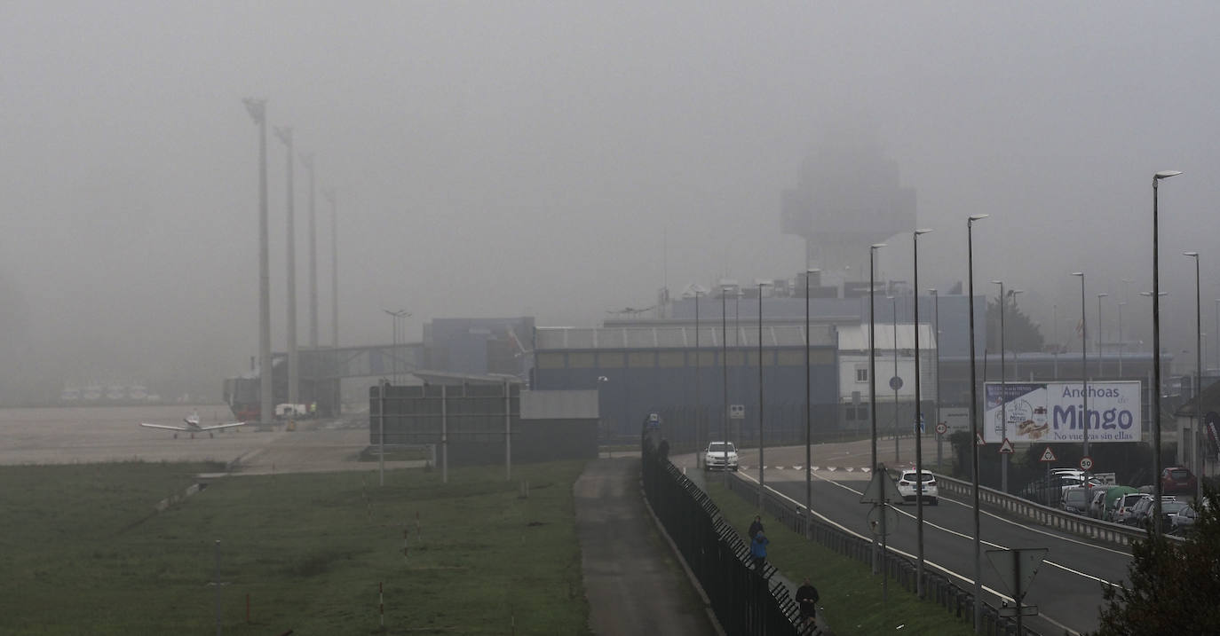 La torre de control casi no se veía esta mañana