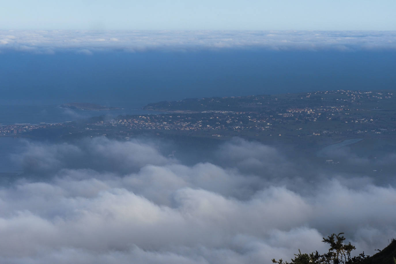 Santander, Pedreña y Somo se atisban entre la niebla