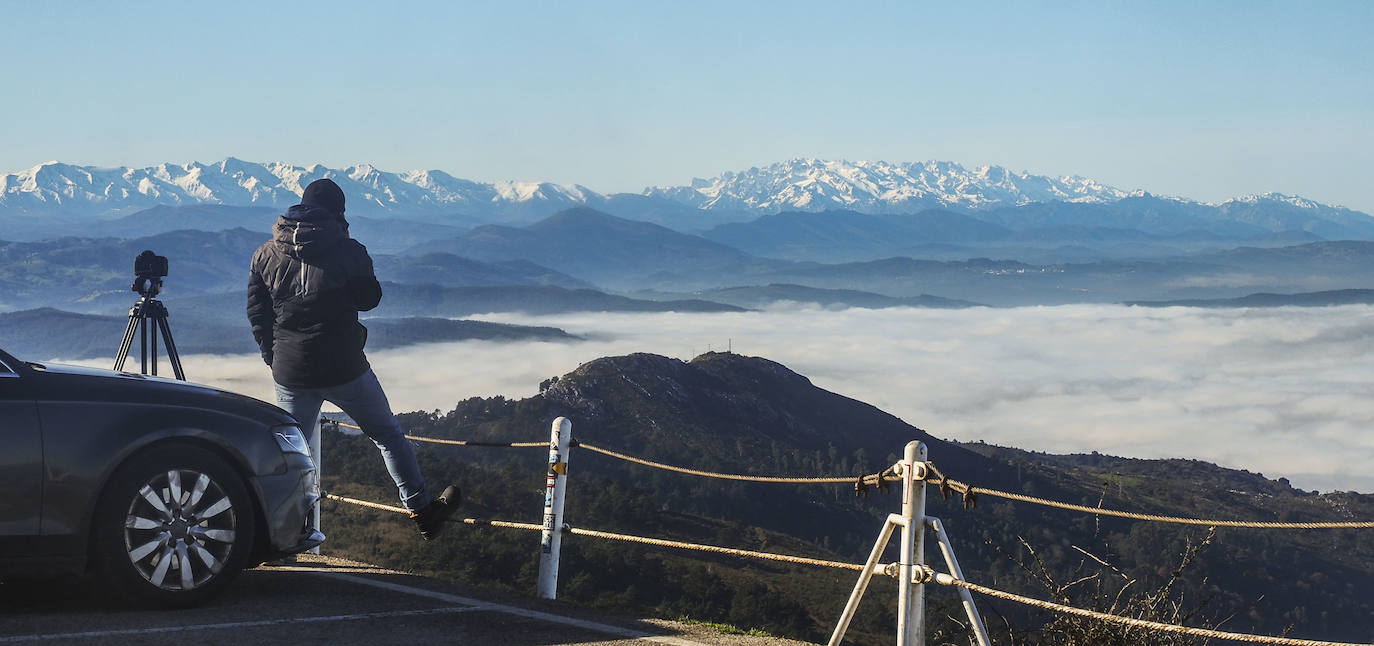 La niebla vista desde Peña Cabarga. Por encima de las nubes un cielo azul