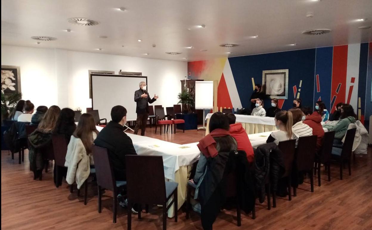 Los equipos del IES Marqués de Santillana visitan el Hotel Torresport, del grupo SIEC.