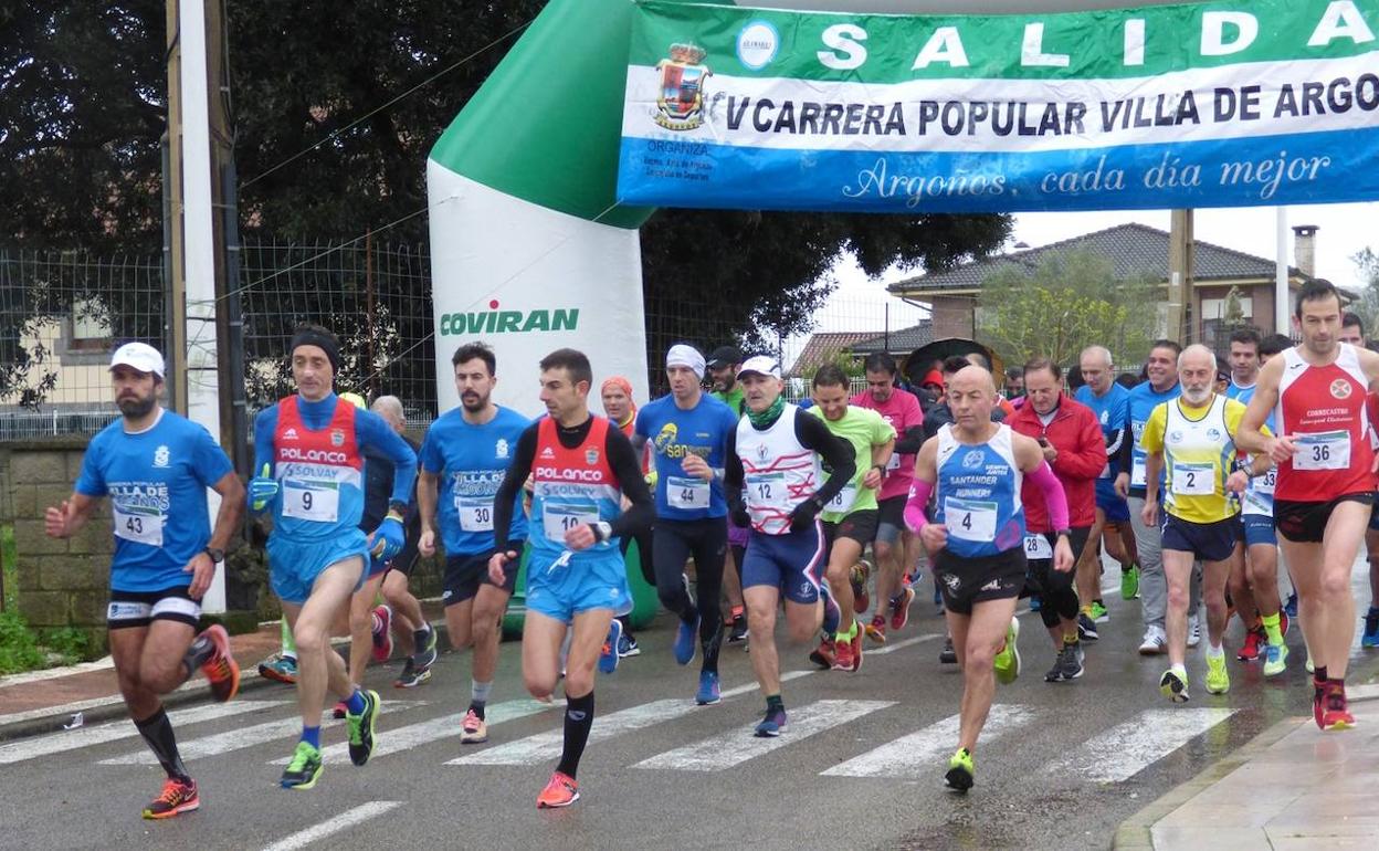 Participantes tomando la salida de la carrera en una pasada edición. 