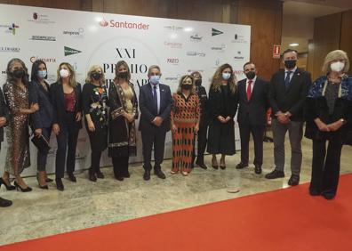 Imagen secundaria 1 - Foto de familia de las empresarias premiadas junto a los representantes institucionales y organizadores de la gala. Al lado, Olga Dasgoas. 