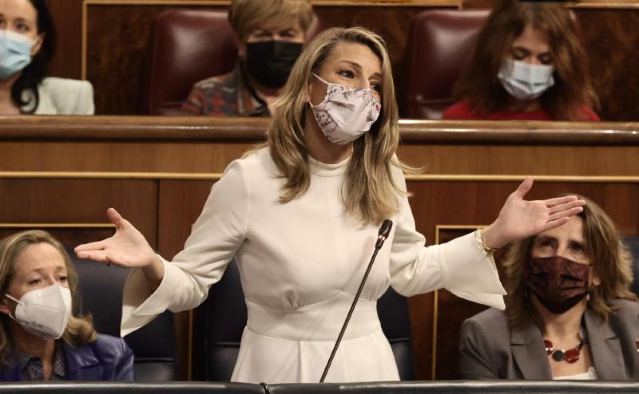 La ministra de Trabajo, Yolanda Díaz, interviene en una sesión plenaria en el Congreso de los Diputados