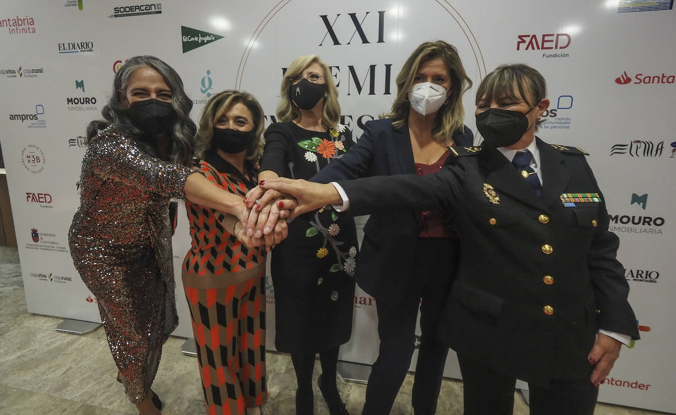 De izquierda a derecha, las mujeres premiadas en esta gala: Leticia Mena, Olga Dasgoas, Monserrat Núñez, Beatriz Payá y Carmen Martínez.