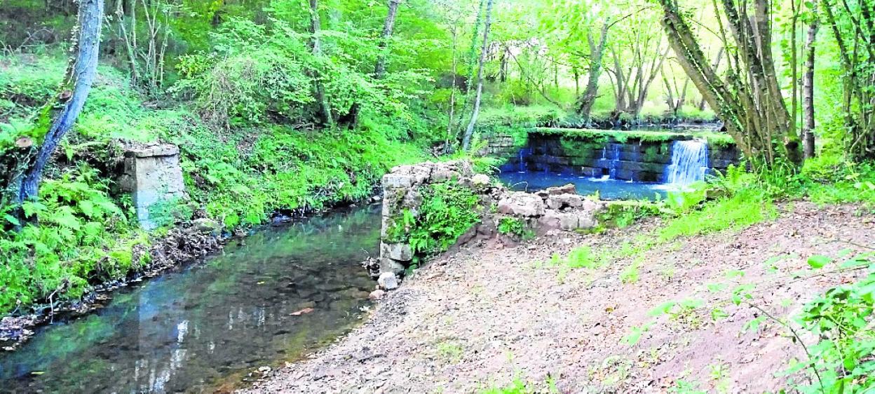 Estado que presentaba la presa y los restos del puente en la zona antes de la restauración. 