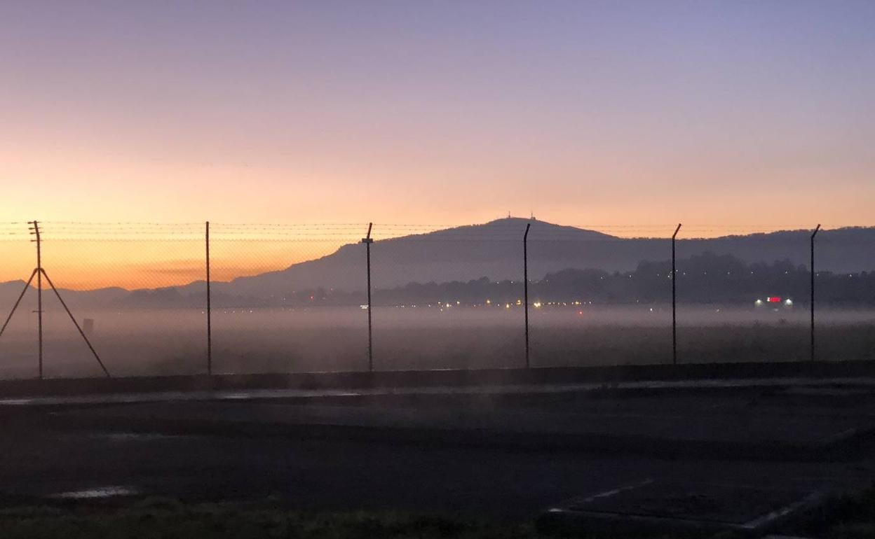 Vista de esta mañana en el aeropuerto Seve-Ballesteros. La galería de fotos contiene las imágenes de ayer.