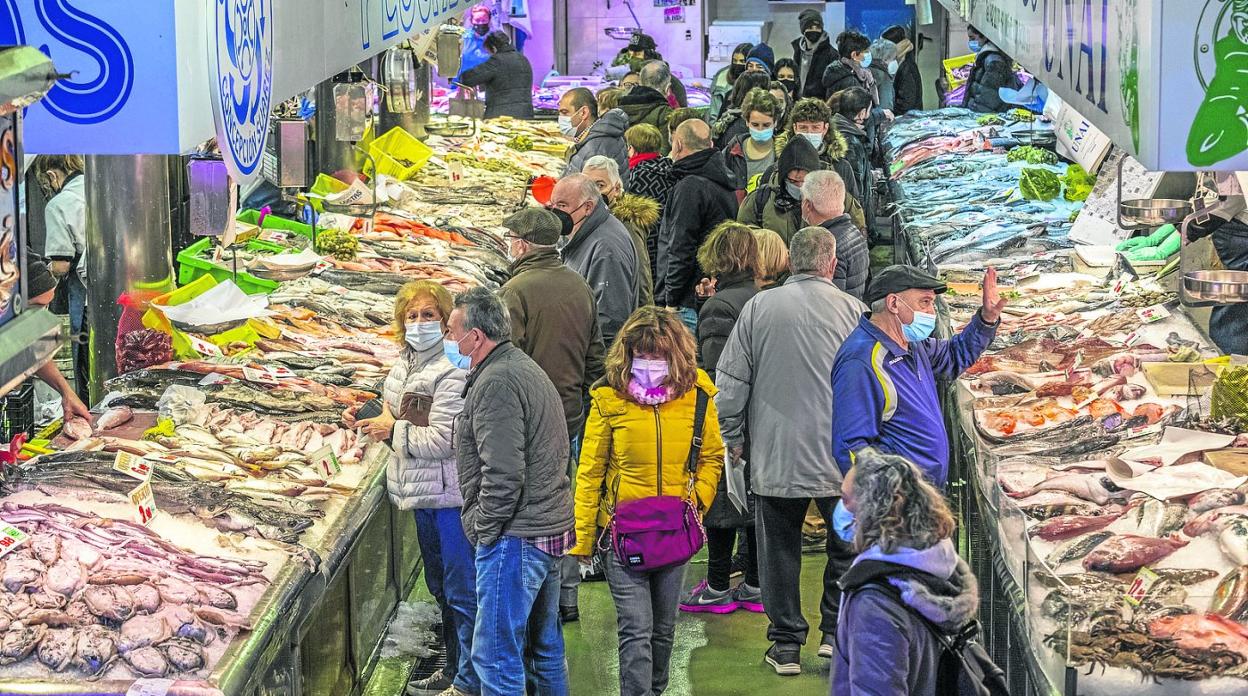 El Mercado de la Esperanza, este viernes, registraba numerosos clientes que adelantaban algunas compras de cara a Navidad.