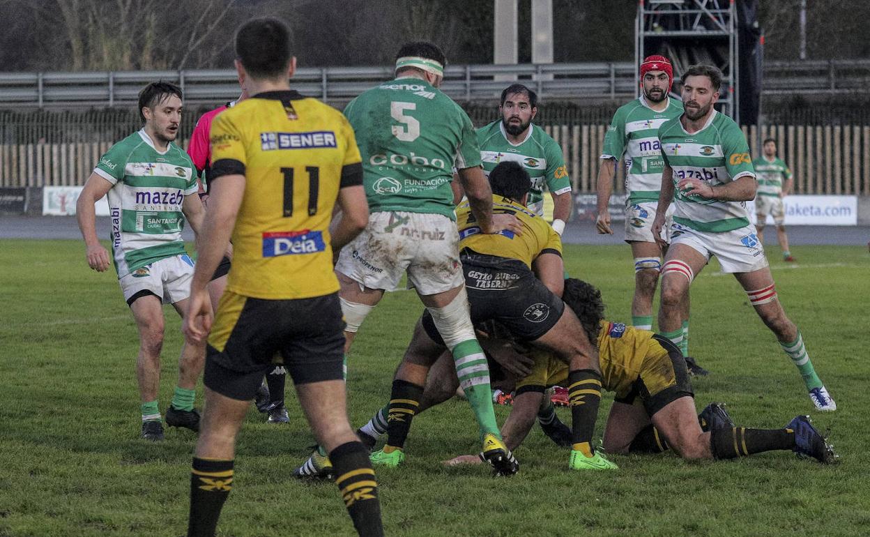 Los jugadres de Mazabi y Getxo, en una acción del partido