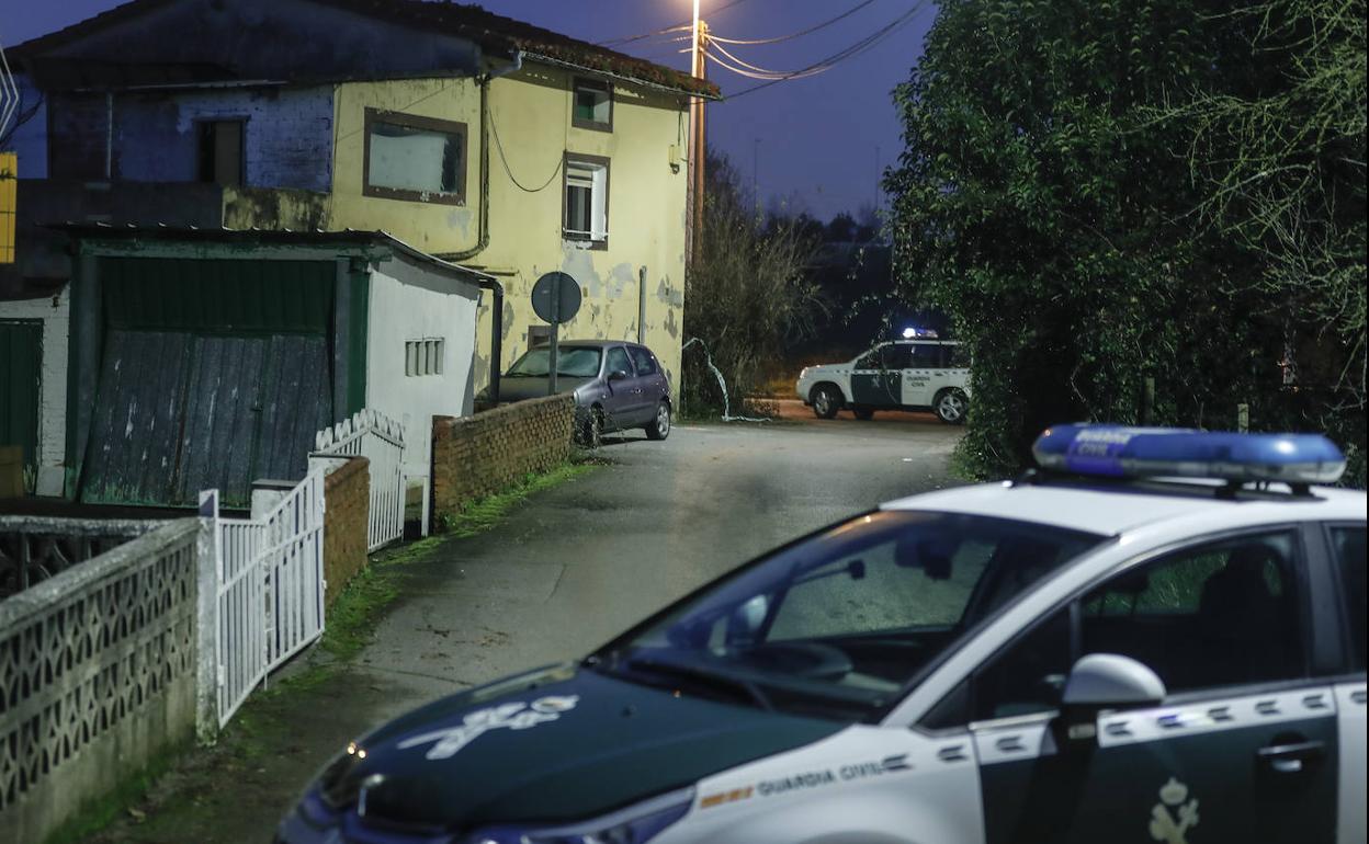 Anoche frente a la casa de la mujer asesinada