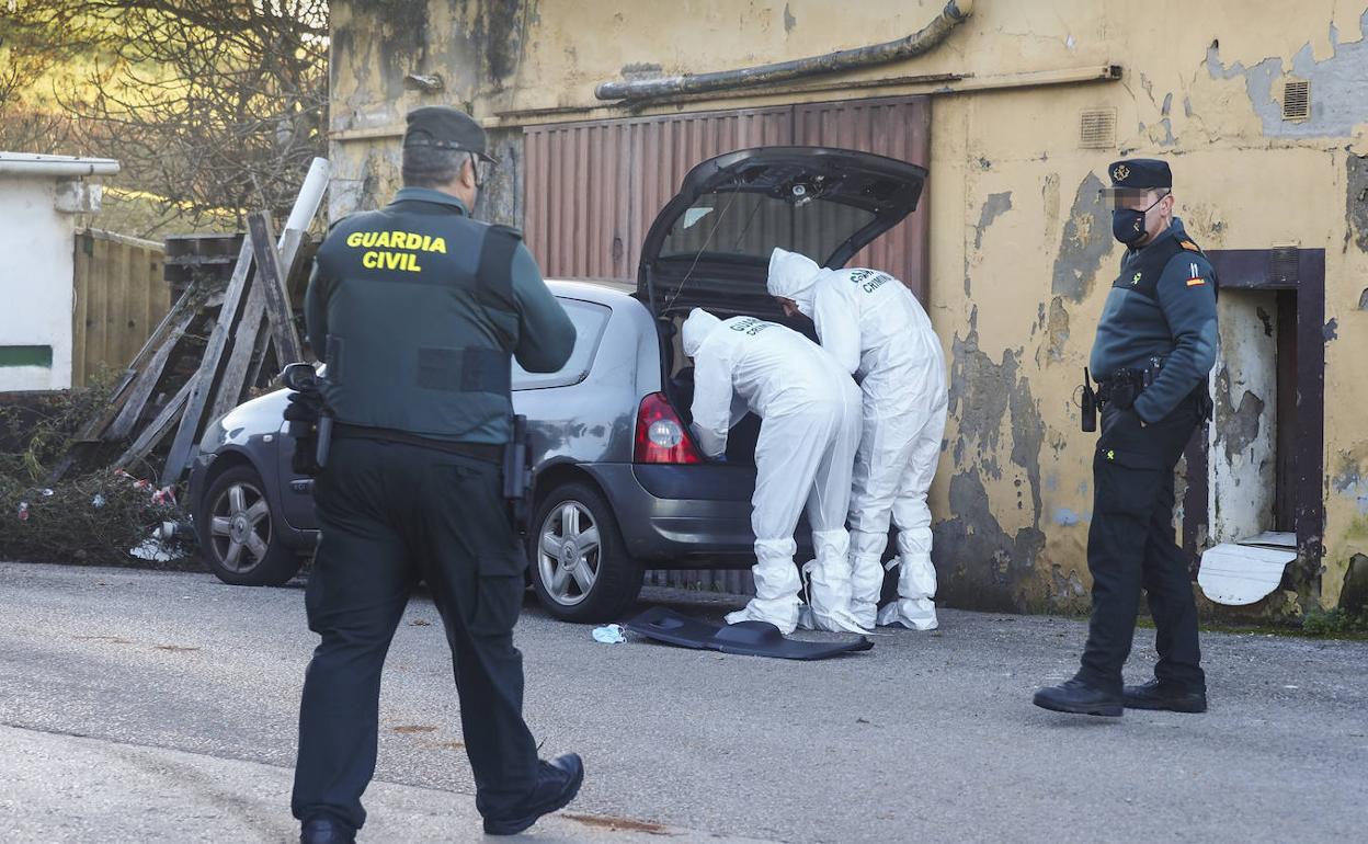 La cientifica revisa el coche y la casa donde fueron asesinadas Eva y su hija