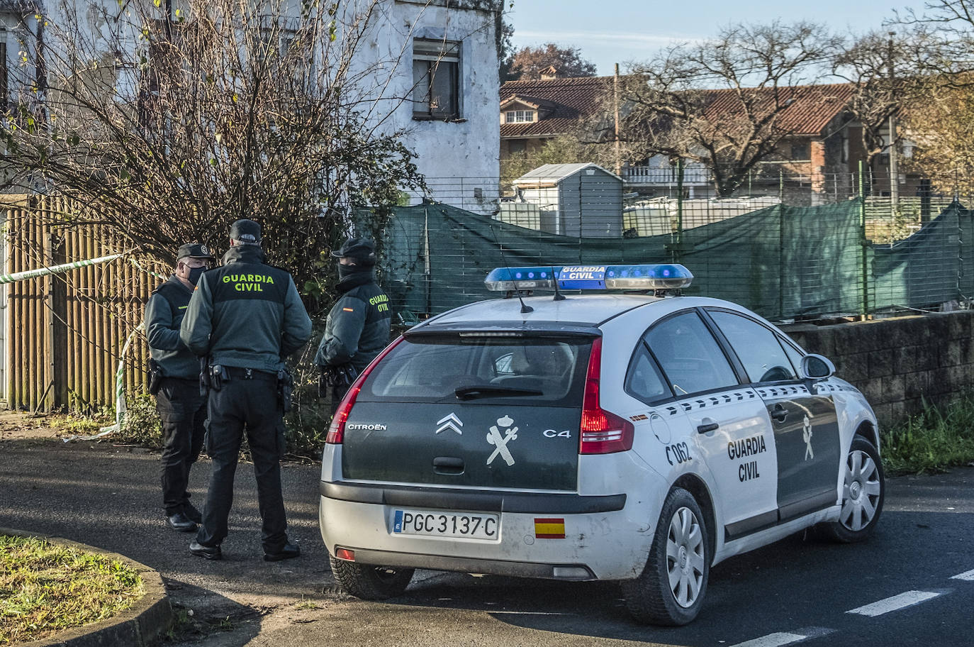 Fotos: La Guardia Civil la Cientifica buscan el arma homicida