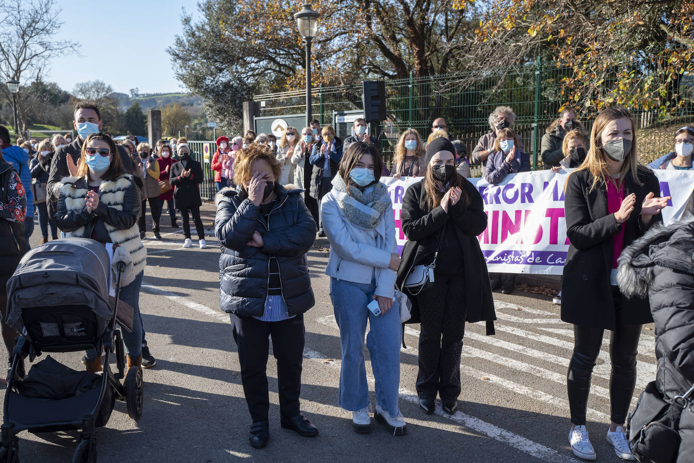 Pancartas que decían 'La violencia machista la paramos unidas. Ni una más, ni una menos' y 'Contra la violencia de género. ¡Basta ya!'