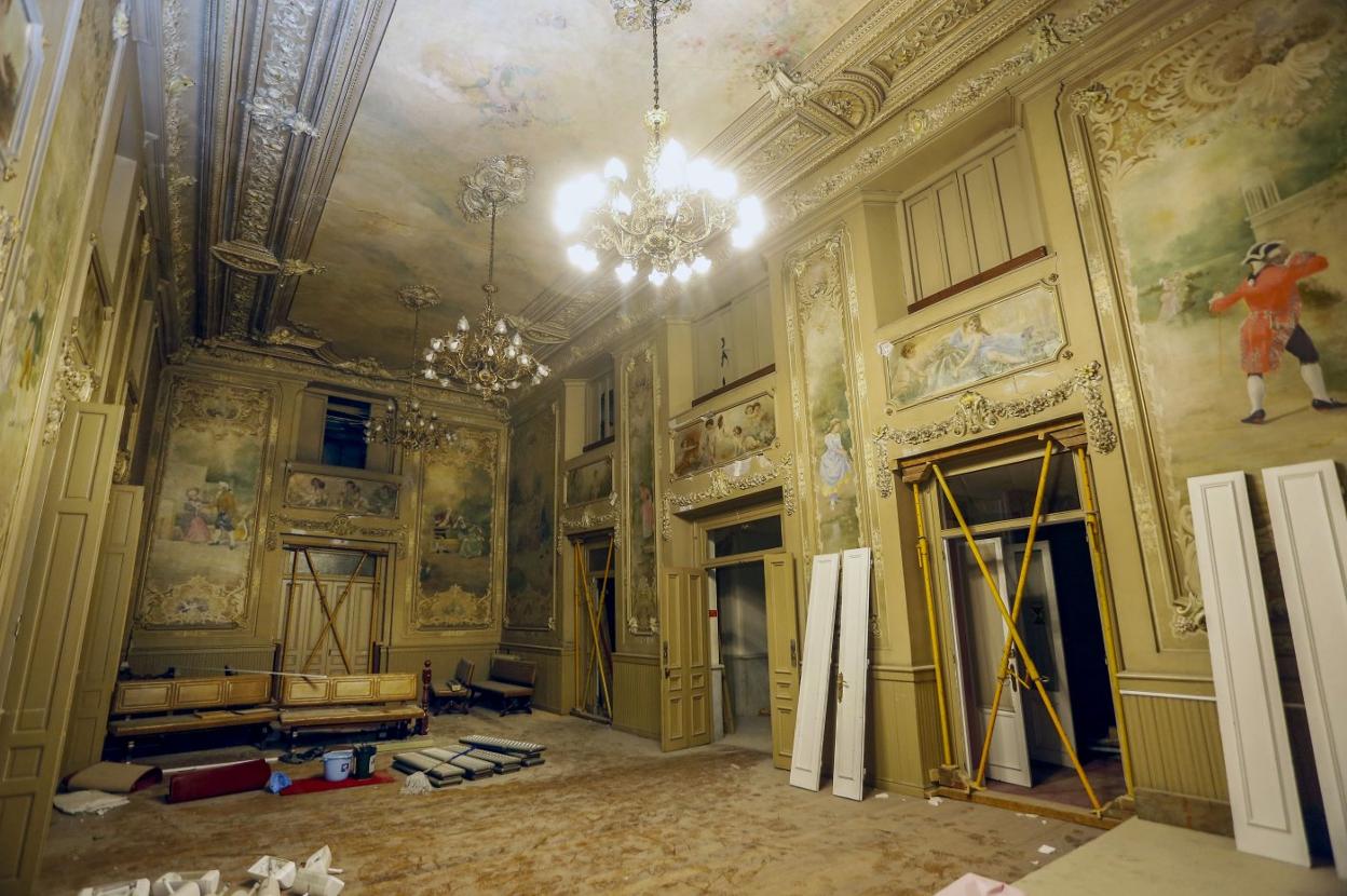 Salón de Plenos en decadencia. La sala reservada para sesiones plenarias y actos oficiales es uno de los espacios más afectados por el deterioro del inmueble