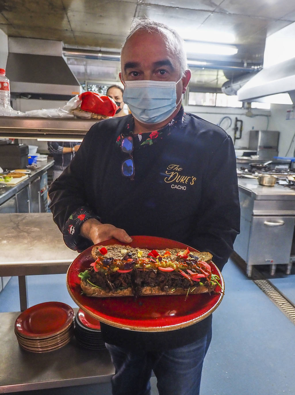 José Manuel Alcaraz, de The Duke’s de Muriedas, obtuvo la tercera mejor puntuación con un bocadillo de pan 90% espelta y 10% de sarraceno, con ala de solomillo deshilachada con su propia salsa, rúcula, cebolla y rabanitos encurtidos, relish de pepinillos, salsa barbacoa casera y salsa tártara con mostaza. 