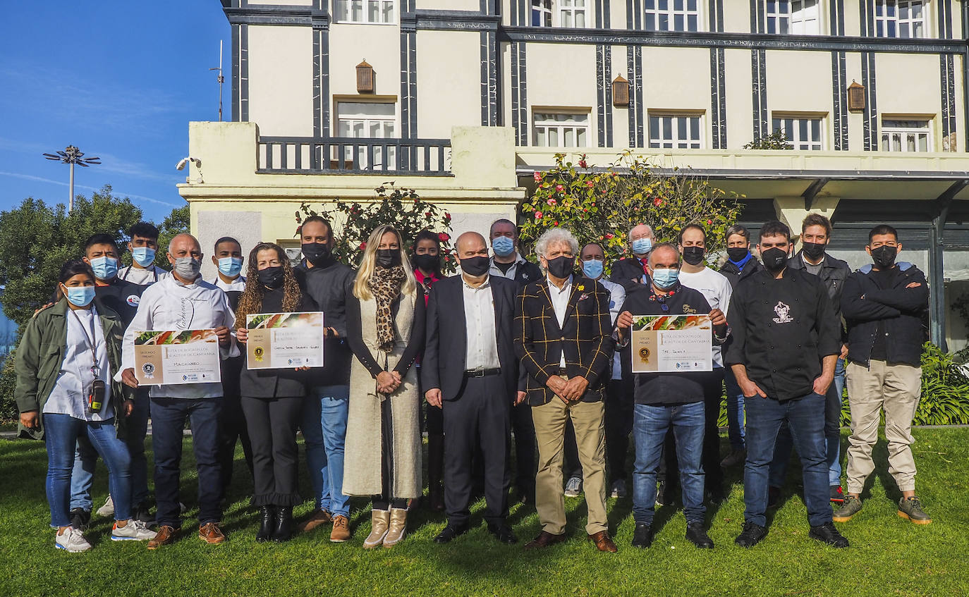 Todos los ganadores y participantes con los responsables de la Asociación de Hostelería de Cantabria.