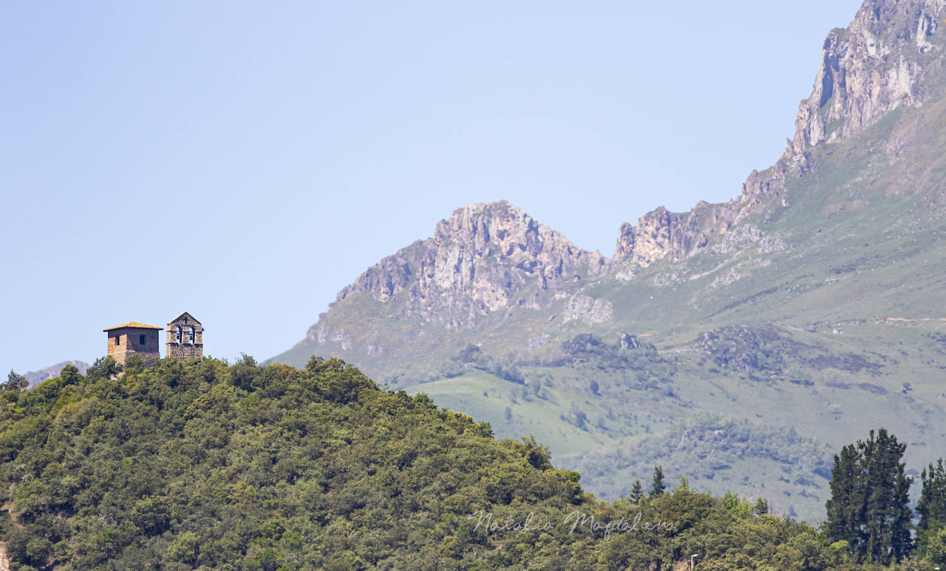 Ermita de Santa Catalina. Hay quien llama a esta zona de Cantabria la pequeña Suiza, pero por qué vamos a compararnos a otro lugar si Liébana alberga sus propios tesoros por descubrir a lo largo y ancho de sus valles. Los paisajes son de profunda belleza y relieves extremos, donde los Picos de Europa se imponen como protagonistas y guardianes de estas tierras