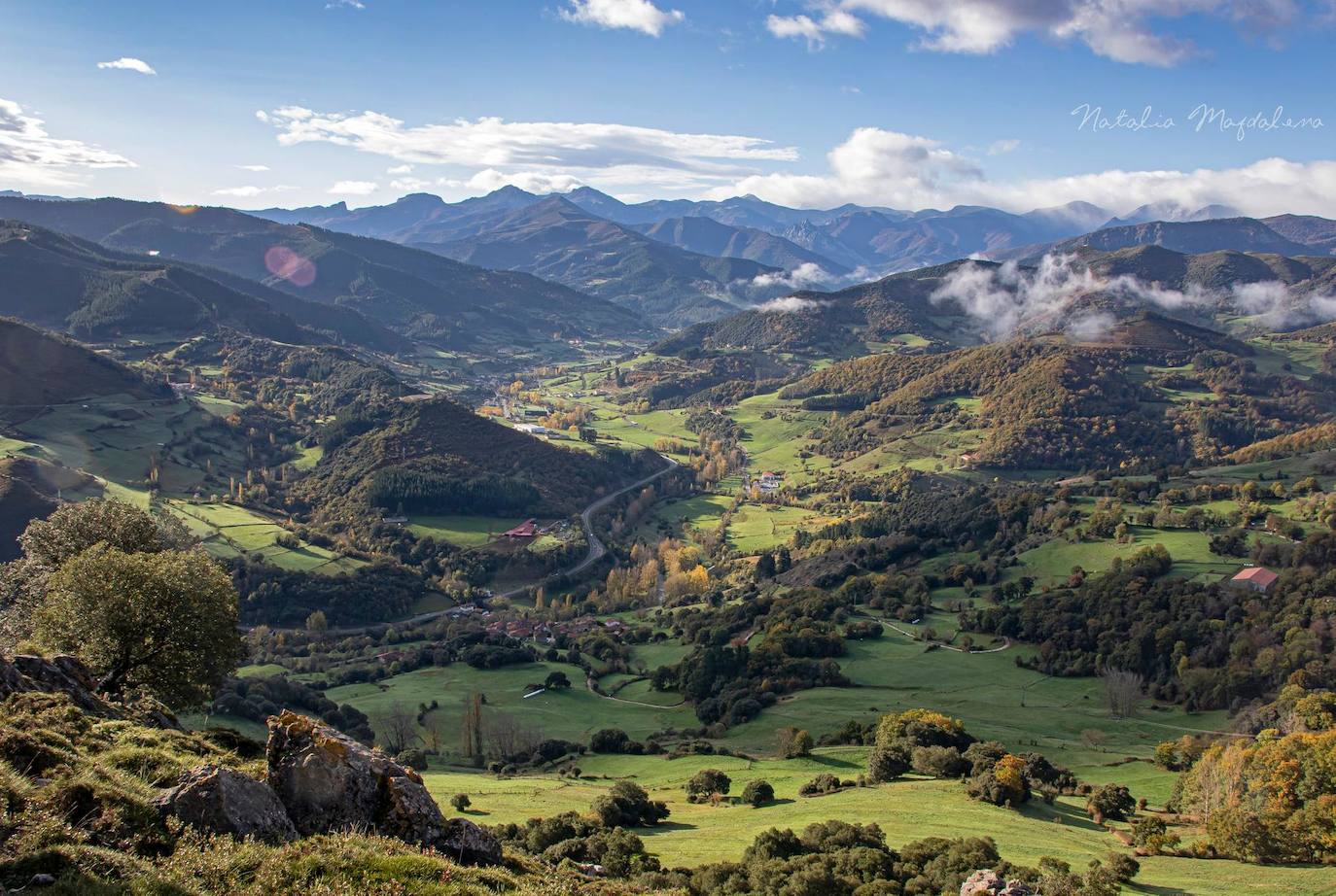 Hay quien llama a esta zona de Cantabria la pequeña Suiza, pero por qué vamos a compararnos a otro lugar si Liébana alberga sus propios tesoros por descubrir a lo largo y ancho de sus valles. Los paisajes son de profunda belleza y relieves extremos, donde los Picos de Europa se imponen como protagonistas y guardianes de estas tierras