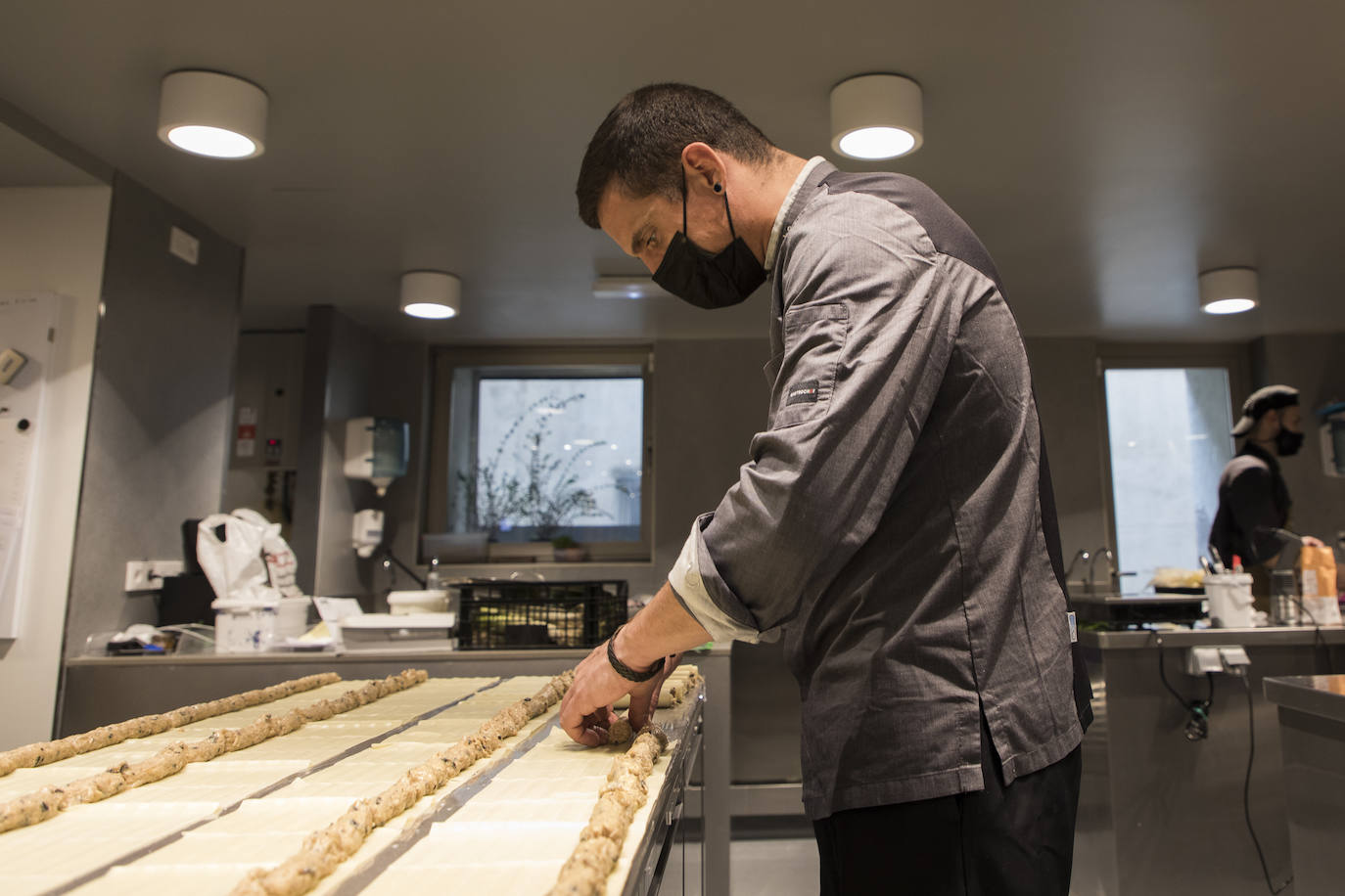 Miguel Cobo, embajador gastronómico de Cantabria en Burgos, en plena faena.