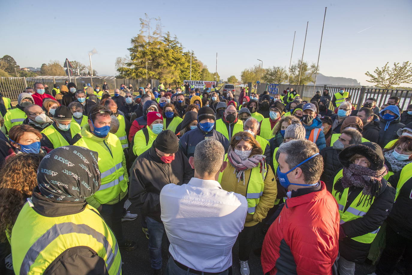 SEG Automotive plantea el despido de 275 trabajadores de los más de 750 que y una bajada del sueldo del 19%. La plantilla se echa a la calle y empiezan las huelgas