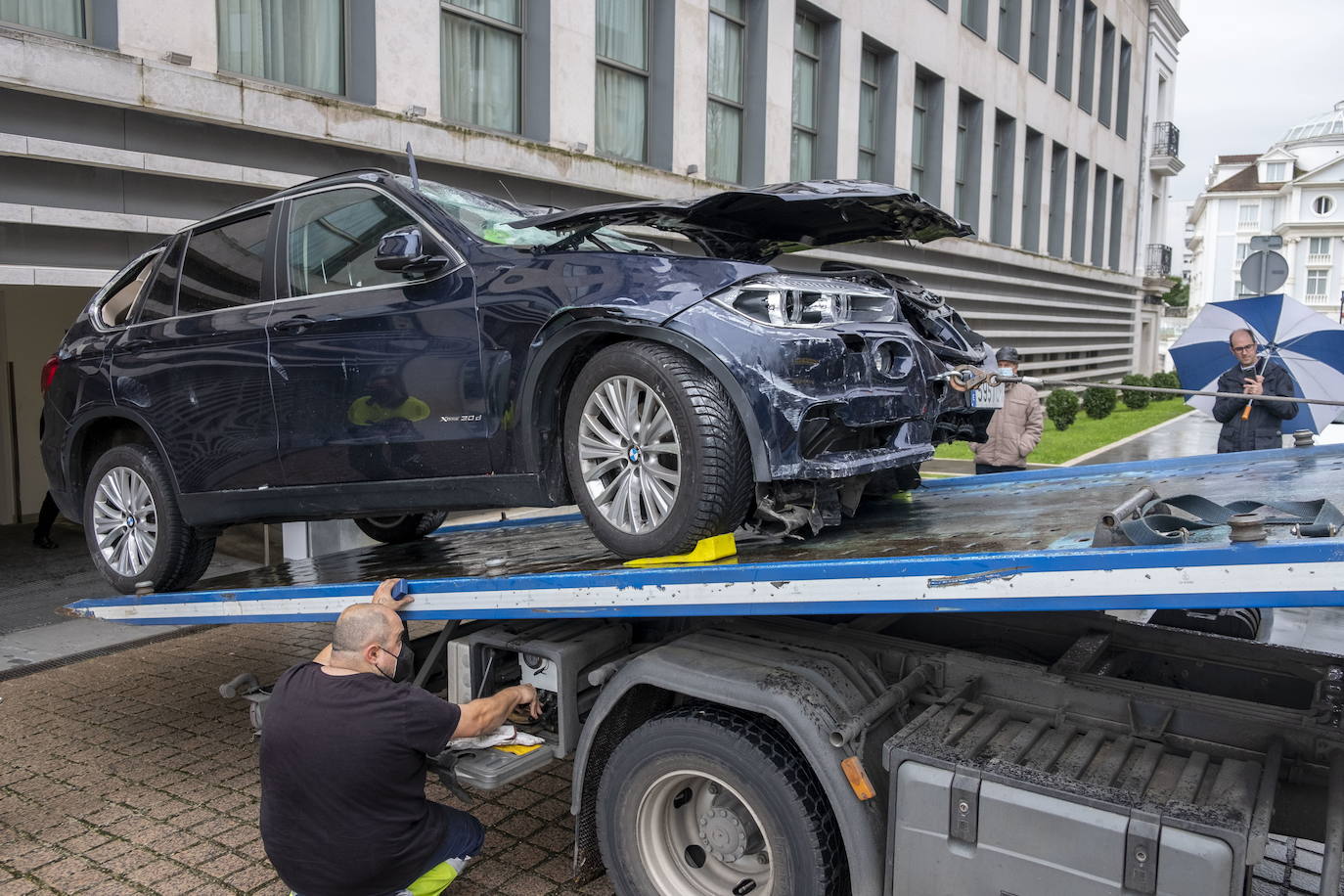 Seis personas resultaron heridas, todas de carácter leve, después de que un coche se precipitase al vacío por el hueco del ascensor dedicado al desplazamiento de vehículos entre la calle y el aparcamiento del Hotel Sardinero