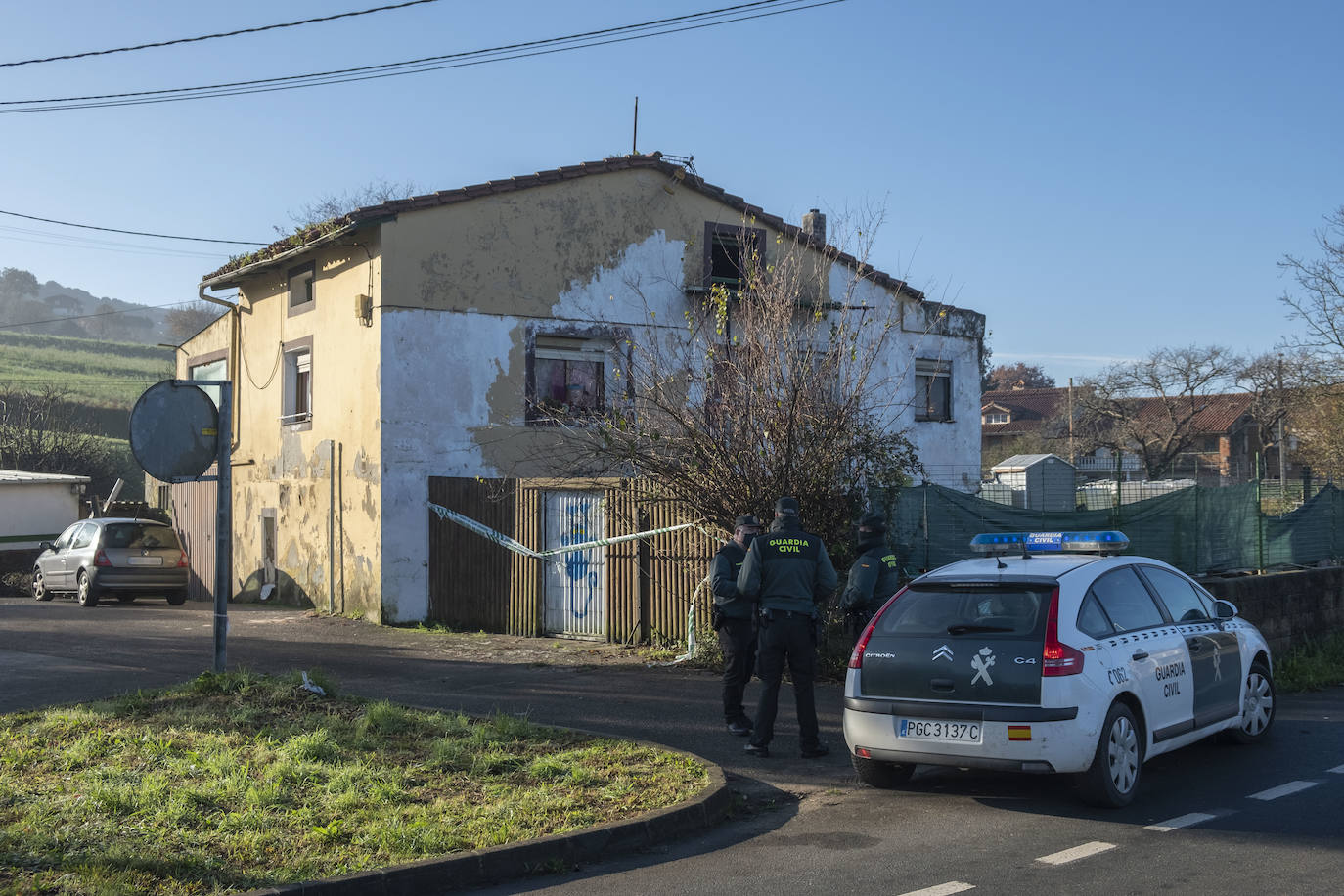 El 17 de diciembre encuentran muertas en su casa de Liaño a Eva Jaular y su hija de 11 meses. Su expareja es detenido y tres días después el Juzgado de Violencia de Género decreta su ingreso en prisión provisional por tres delitos: doble homicidio y quebrantamiento de la orden de alejamiento