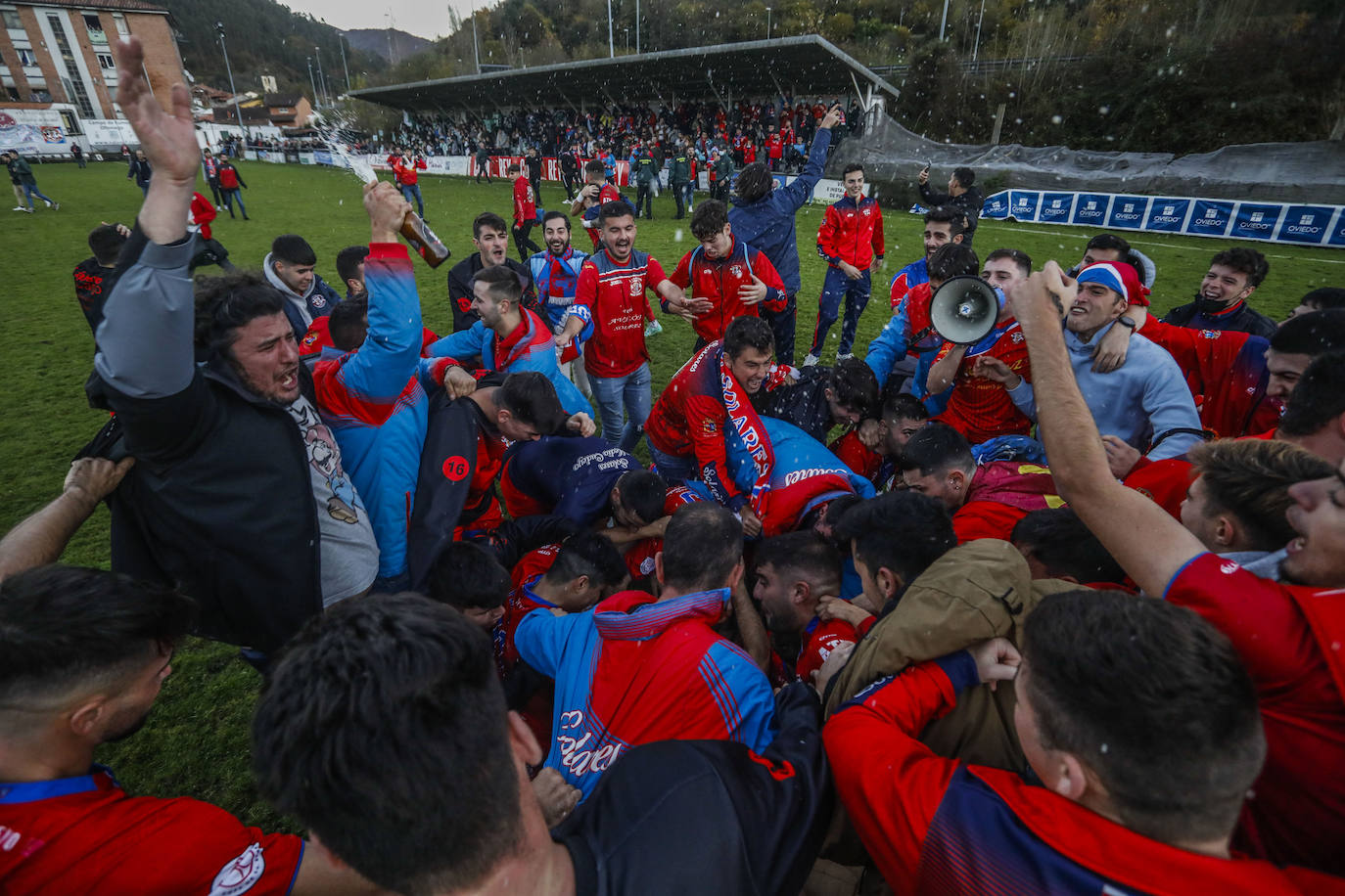 El 17 de noviembre, el Solares se clasifica para jugar la Copa del Rey en los penaltis. Al final, y después del 1-1 en el tiempo reglamentario ante el Nalón, el Solares se impuso por 4-3 en los penaltis.