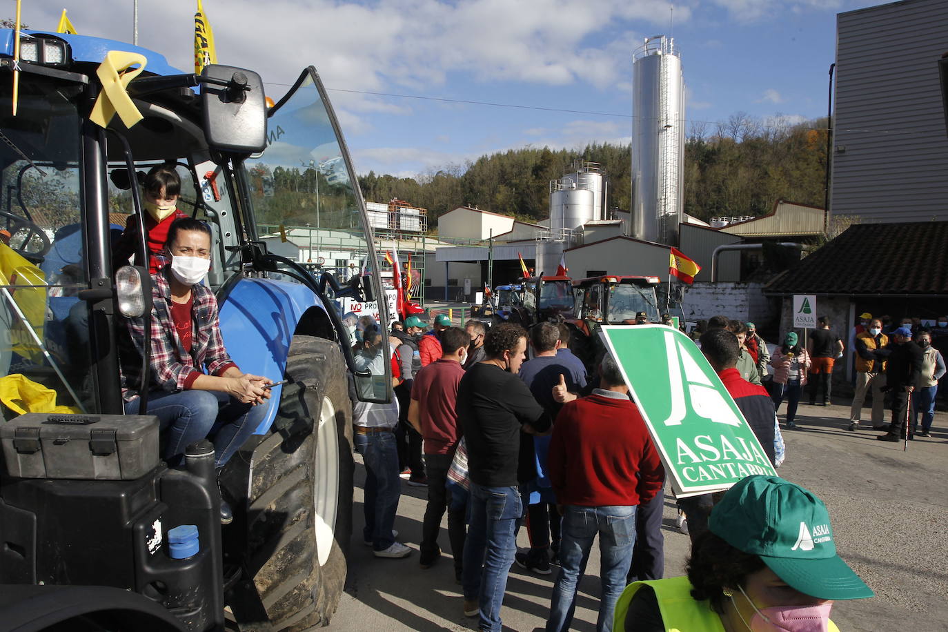 Los ganaderos comienzan una tanda de protestas que se repitieron todo el mes de noviembre y diciembre. Sacan sus tractores a la calle para protestas ante industrias lácteas y grandes superficies por las caídas en el precio de la leche