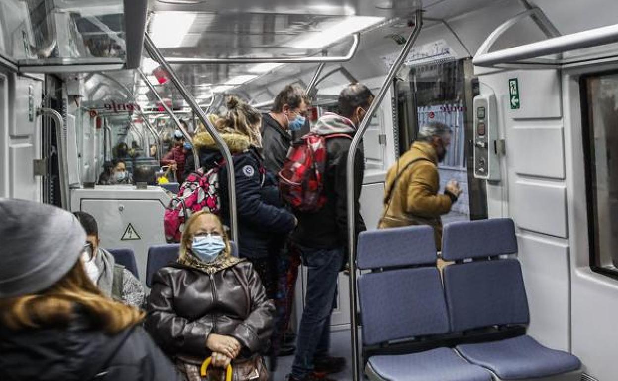 Pasajeros en el tren de la línea entre Cabezón de la Sal y Santander 