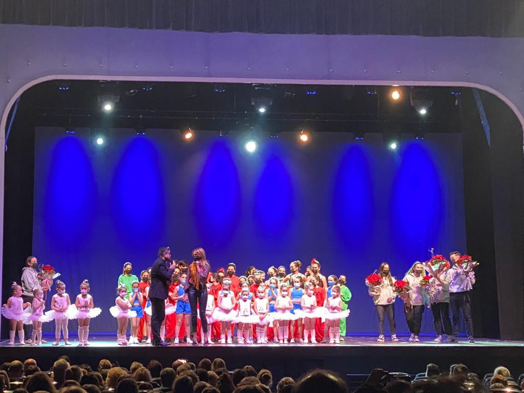 La Escuela de Danza rinde homenaje a la banda de Freddie Mercury y comparte su gala navideña en el Teatro Salesianos.