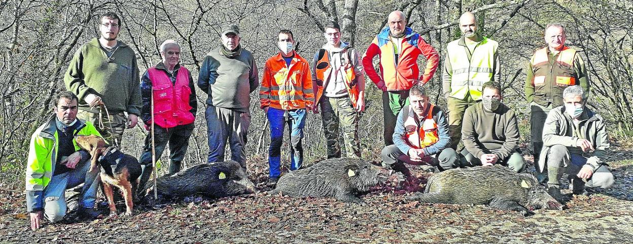 Miembros de la cuadrilla 91, de Molledo, que dirige Alberto Villegas, con los tres jabalíes abatidos en Montequemado en una cacería aplazada. 