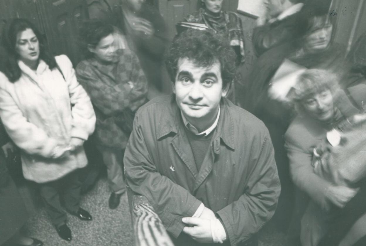 Bernardo Atxaga, en una de sus visitas al centro, en 1990. 