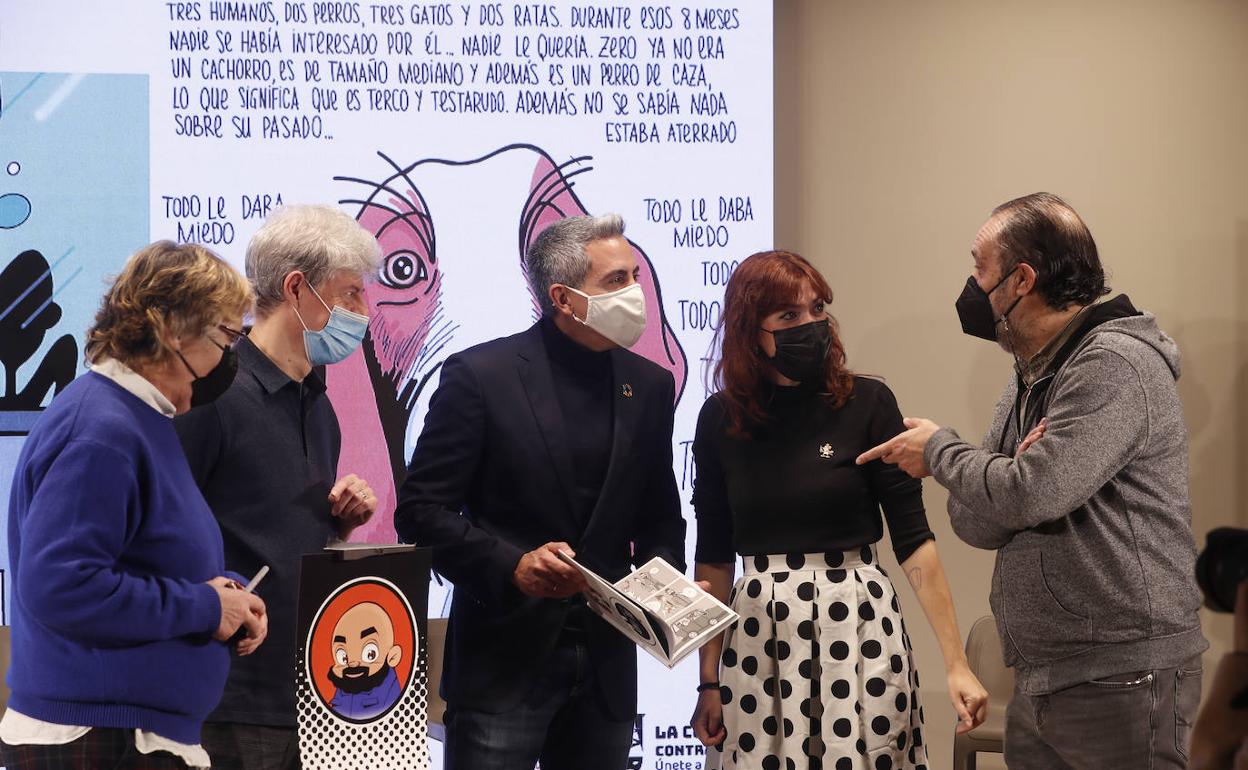 Asistentes a la presentación del libro premiado