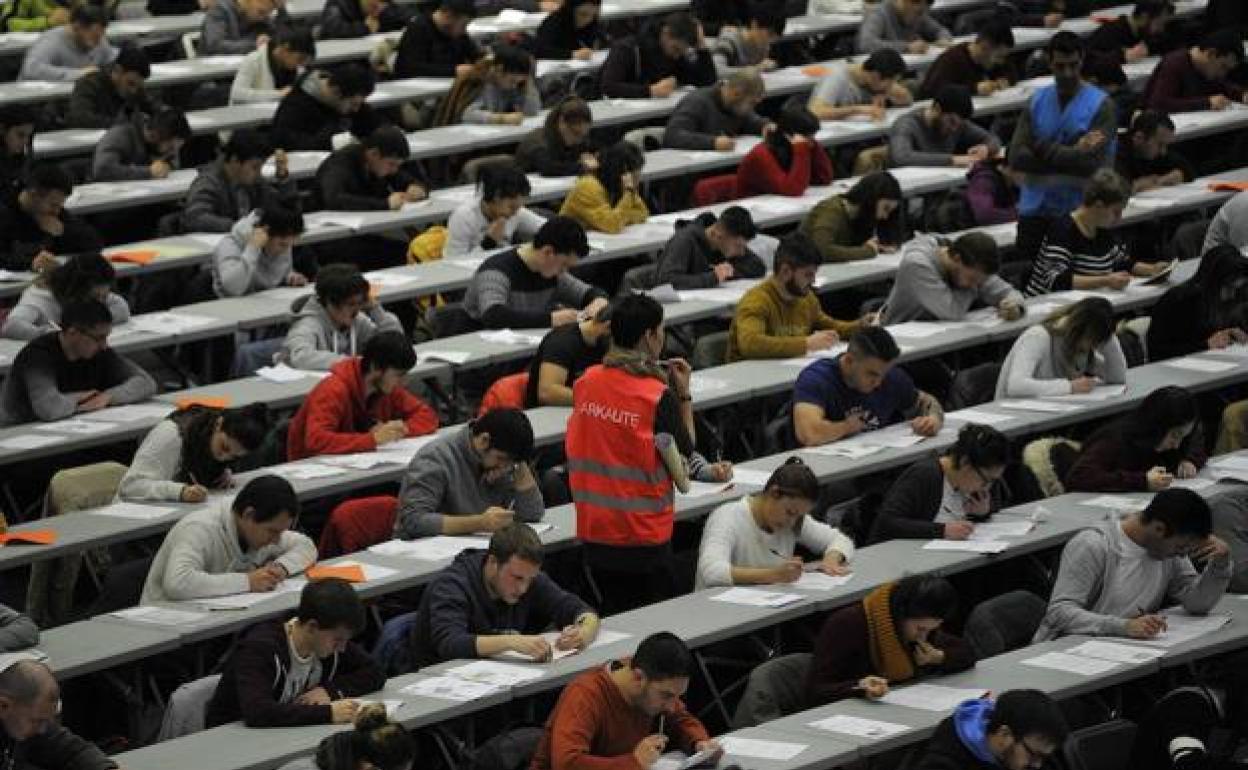 Varias personas realizando un examen de una oposición. 