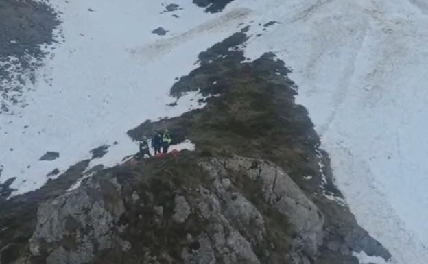 Hallan muerto a un montañero, vecino de Suances, que había desaparecido en la zona del Urriellu