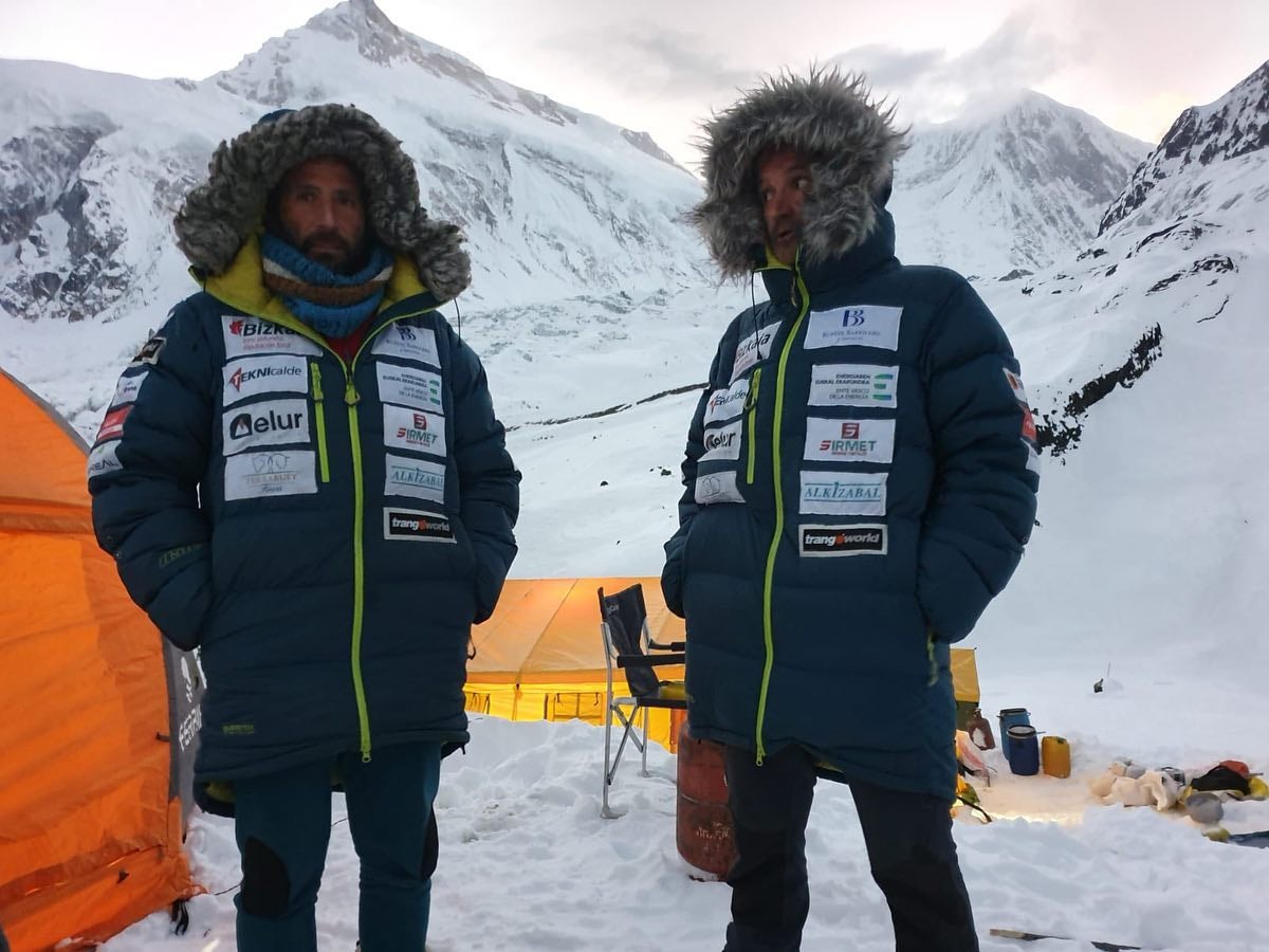 Alex Txikon e Iñaki Álvarez abrigados tras llegar al campo base.