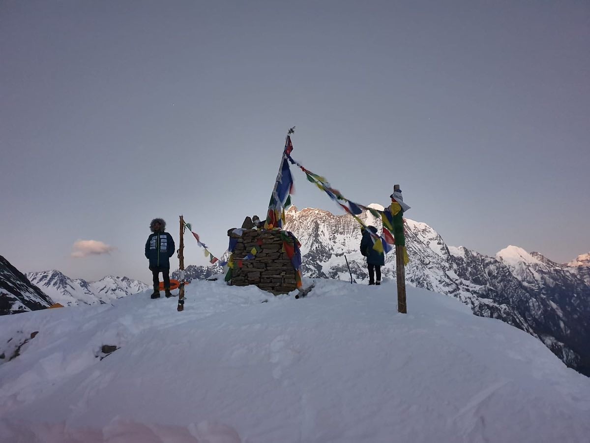 Las banderas tibetanas ondean en el altar que acogerá la Puja en los próximos días.