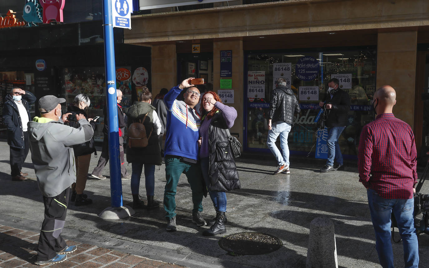 Algunos han aprovechado para hacerse un selfie junto al establecimiento de Santoña Loterías Doña Amalia, donde ha tocado el primer premio