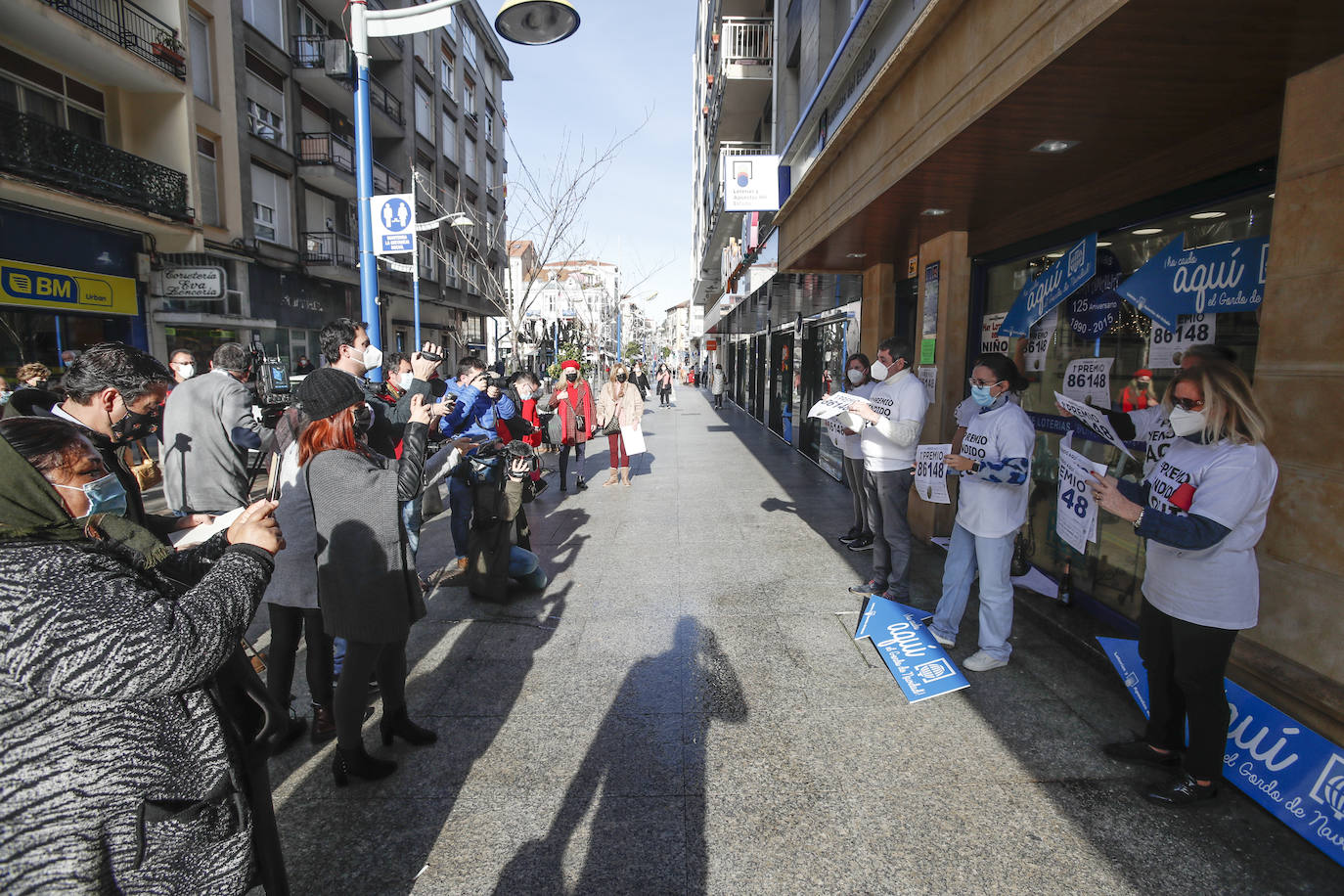 Algunos de los trabajadores del establecimiento en el que se ha vendido el número de Santoña posan para la prensa y algún curioso.