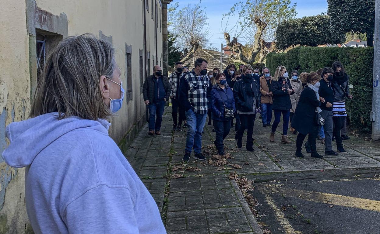 Cerca de un centenar de amigos y conocidos acompañaron ayer en Guarnizo a la familia de Eva Jaular en el funeral.