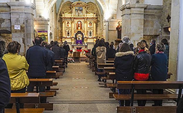 El interior de la iglesia de Muslera, donde se ofició la ceremonia. 